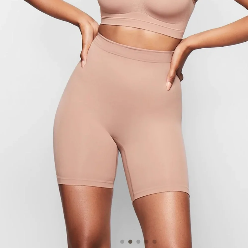 Skims Nwt short mid thigh with open gusset - Picture 2 of 8